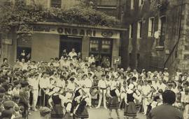 Dantzariak Ogarri aurrean